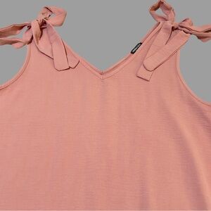 GENTLY WORN. BEAUTIFUL SLEEVELESS WITH TOP WITH BOWS, PLUS SIZE IN 3X, BY HEMISH